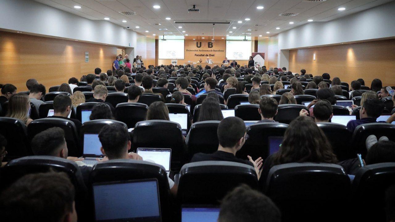 Estudiants a l'aula magna de la Facultat de Dret